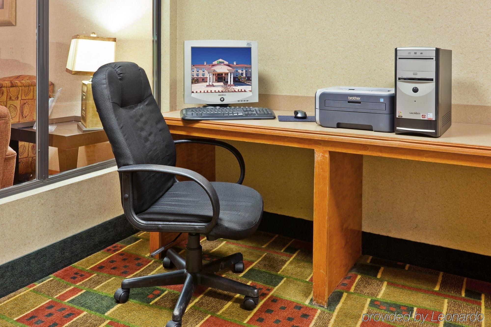 Holiday Inn Express Hotel & Suites Forest By Ihg Exteriér fotografie
